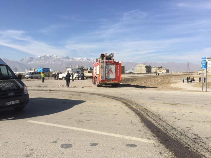 Kamyonetler Kafa Kafaya Çarpıştı: 3 Yaralı