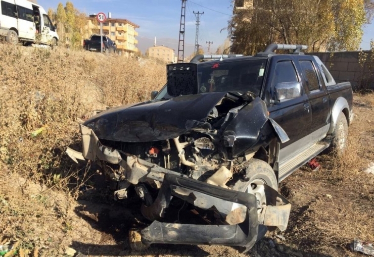 Kamyonetler Kafa Kafaya Çarpıştı: 3 Yaralı