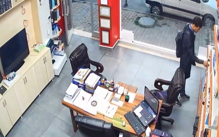 Arnavutköy’de Sadaka Kutusunu Çalan Hırsız Kameralara Yakalandı