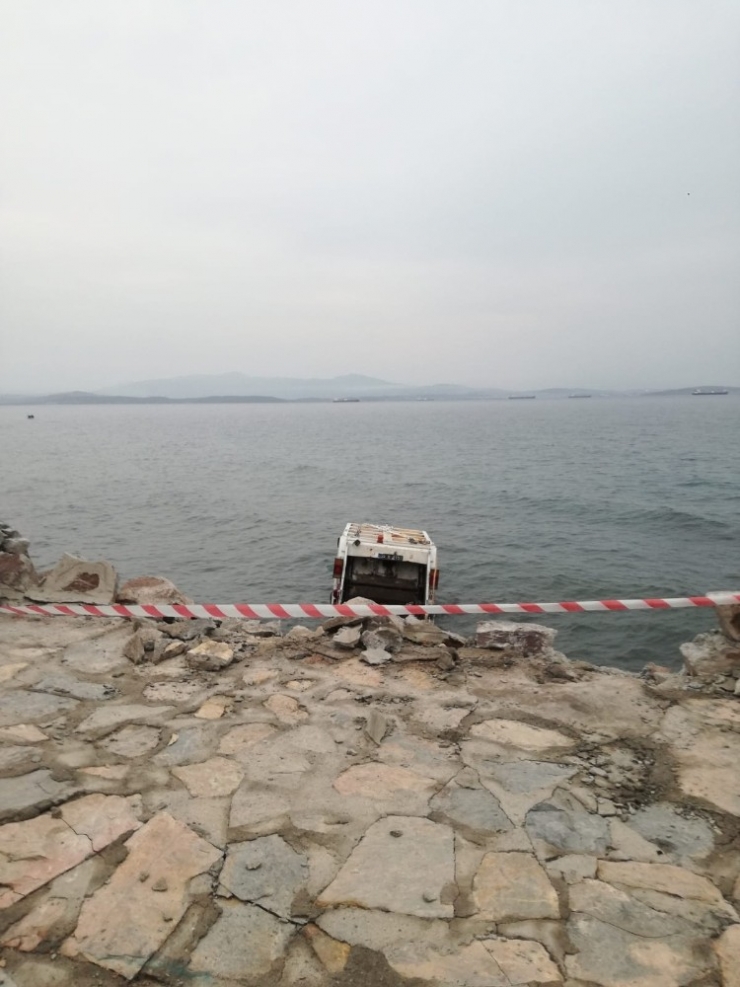 İzmir’de Çöp Kamyonu Denize Uçtu: 1 Yaralı