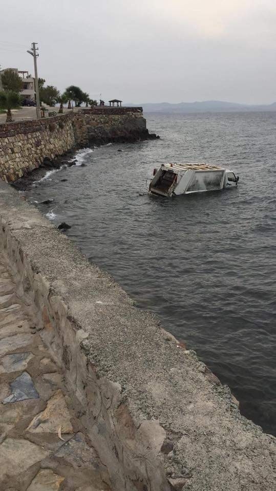 İzmir’de Çöp Kamyonu Denize Uçtu: 1 Yaralı