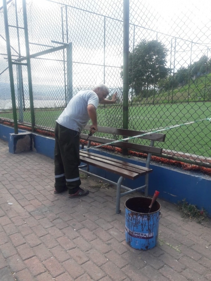 İzmit Belediyesi’nden Serdar Mahallesi Parklarına Bakım