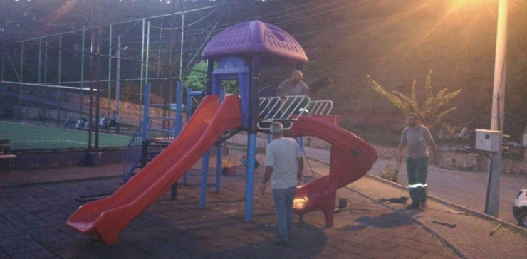 İzmit Belediyesi’nden Serdar Mahallesi Parklarına Bakım