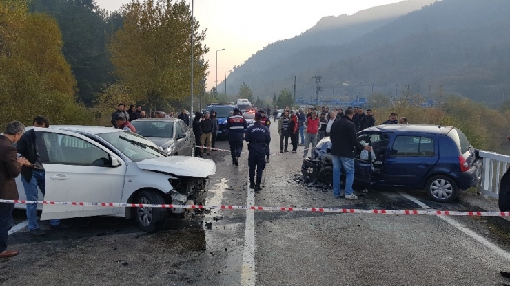 Hatalı Sollama Sonrası Otomobiller Kafa Kafaya Çarpıştı : 3 Yaralı