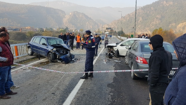 Hatalı Sollama Sonrası Otomobiller Kafa Kafaya Çarpıştı : 3 Yaralı