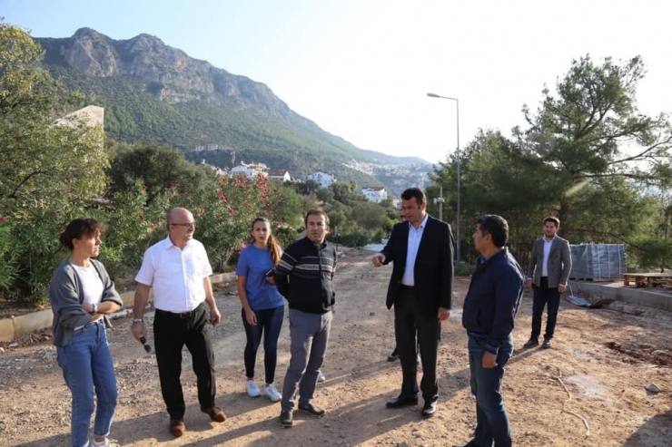 Kaş’ta Antik Tiyatro Yoluna Doğal Taş Döşeniyor