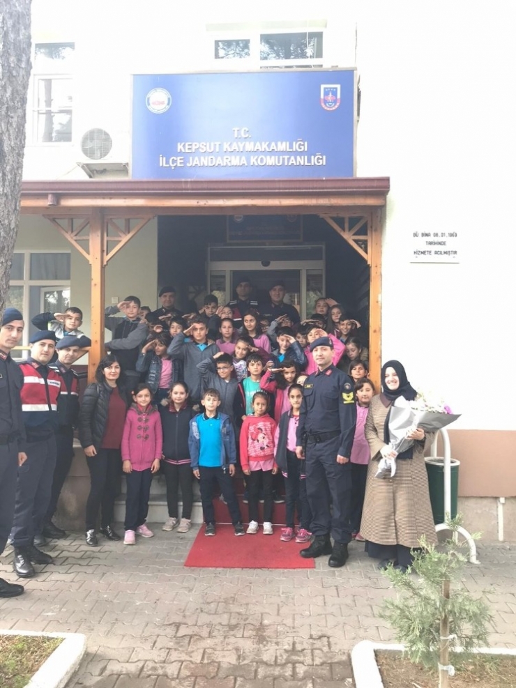 Öğrenciler Jandarmayı Ziyaret Etti