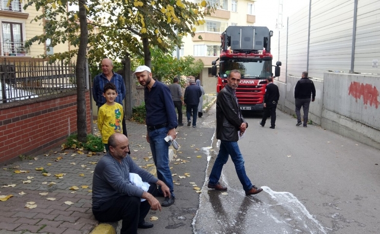 Pendik’te Apartman Dairesinde Yangın Paniği: 3 Kişi Dumandan Etkilendi
