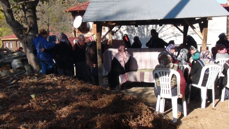 Sinop’ta Çöken Duvarın Altında Kalan 3 Yaşındaki Damla, Toprağa Verildi