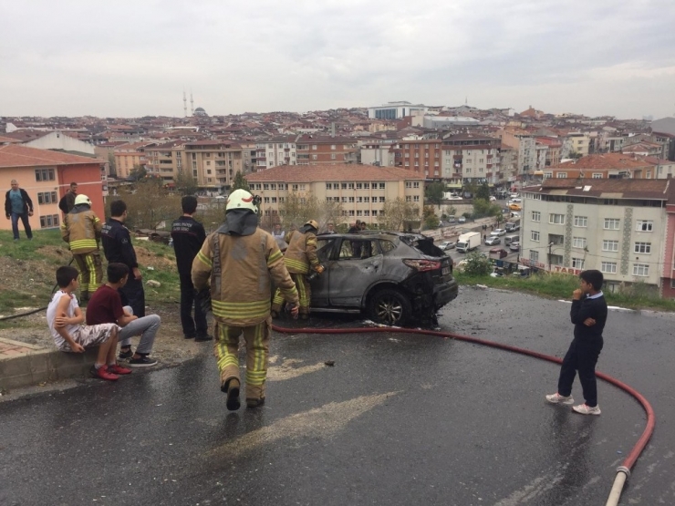 Sultangazi’de Park Halindeki Cip Alev Alev Yandı