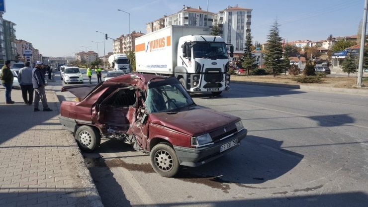 Tır Otomobil İle Çarpıştı: 1 Ölü