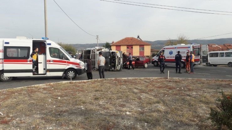 Uşak’ta Otomobille Kamyonet Çarpıştı: 5 Yaralı
