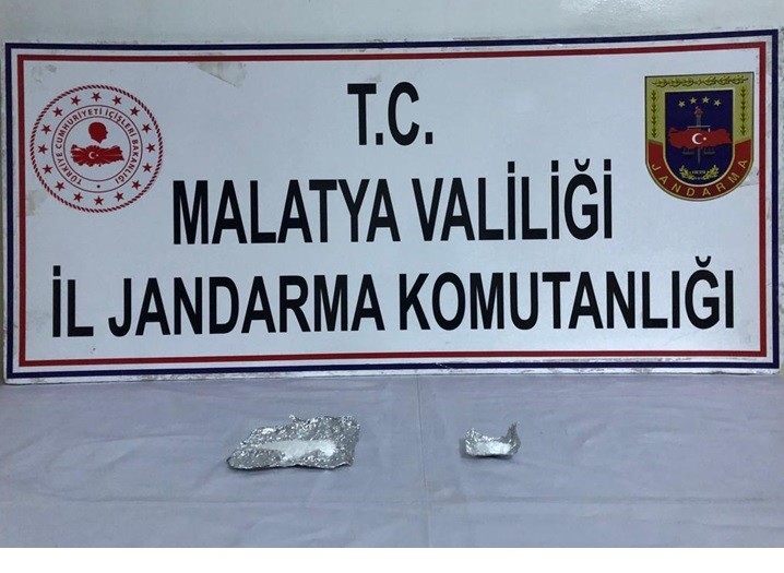 Aranan Şahıs Üzerinde Uyuşturucu İle Yakalandı