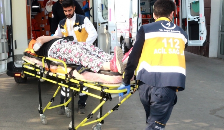 İki Otomobil Çarpıştı: 3 Yaralı