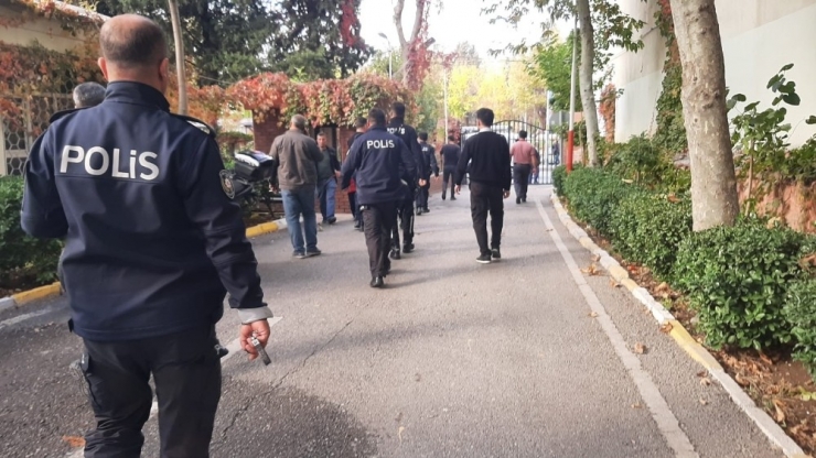 Veliler Okul Bahçesinde Birbirine Girdi