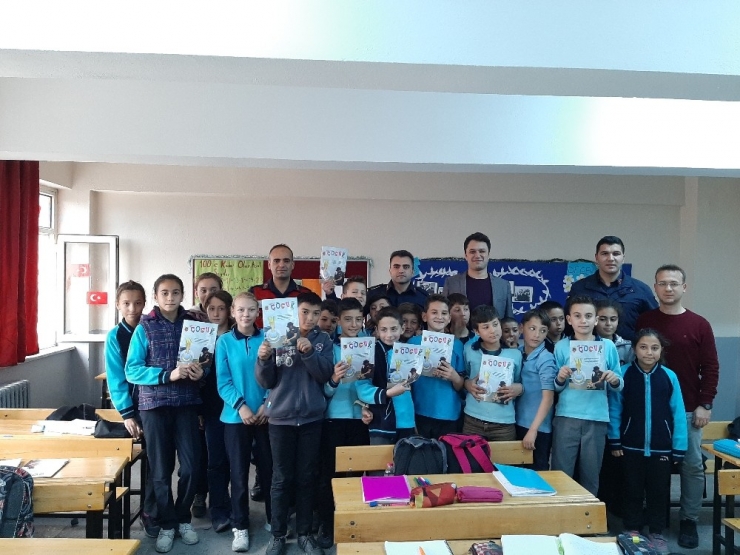 Şuhut Jandarması Çocukları Sevindirdi