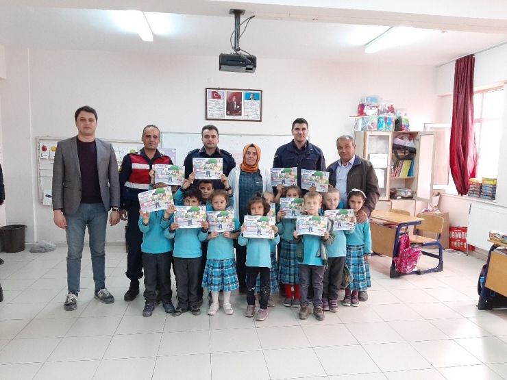 Şuhut Jandarması Çocukları Sevindirdi