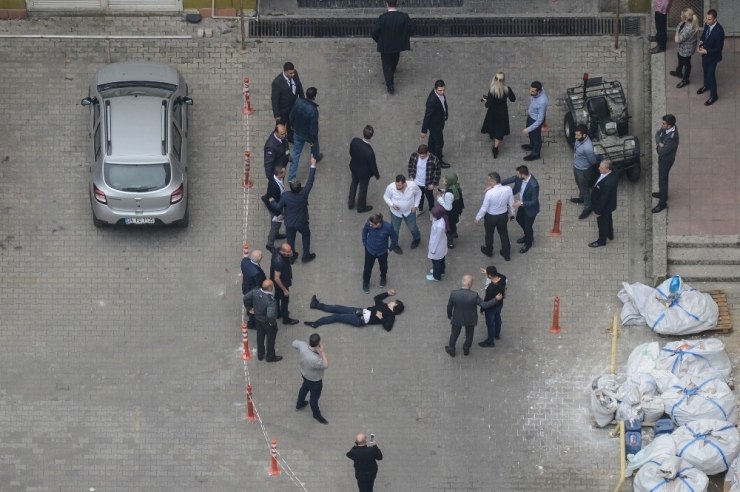 Kuyumcukent’in Çatısından Düşen Genç Ağır Yaralandı