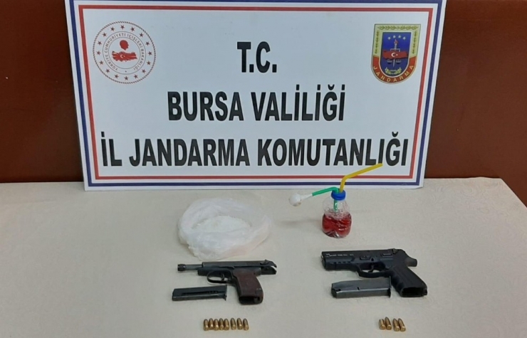Jandarmayı Görüp Kaçmaya Çalışan Araçtan Uyuşturucu Çıktı