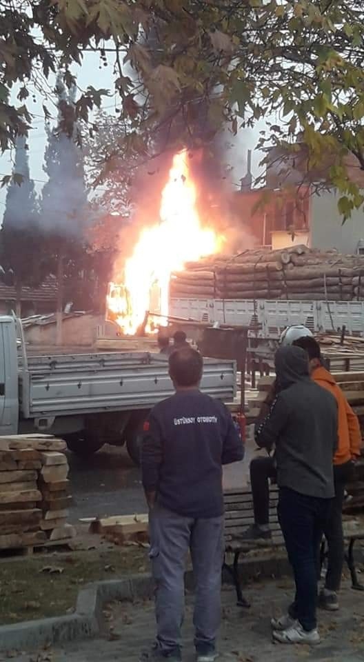 Tomruk Yüklü Kamyon Alev Aldı İtfaiye Alarma Geçti