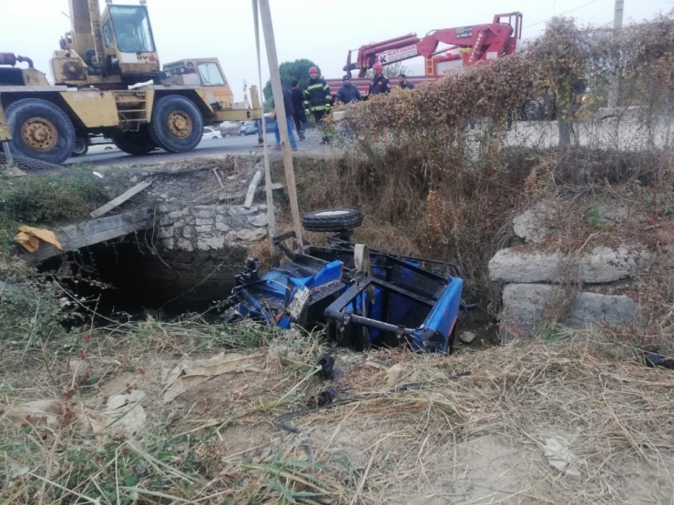 Tırın Çarptığı Traktör Kontrolden Çıkıp Sulama Kanalına Düştü