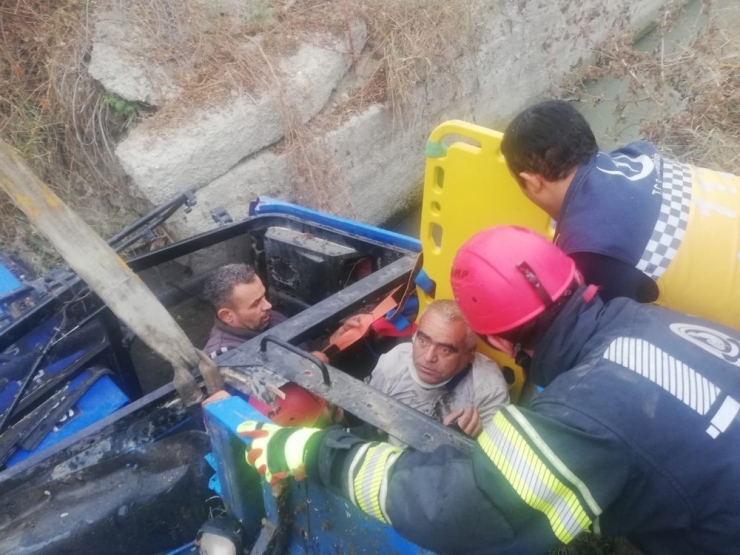 Tırın Çarptığı Traktör Kontrolden Çıkıp Sulama Kanalına Düştü