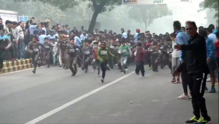 Hindistan’da Eğitimi Durduran Hava Kirliliği Koşu Yarışını Engelleyemedi