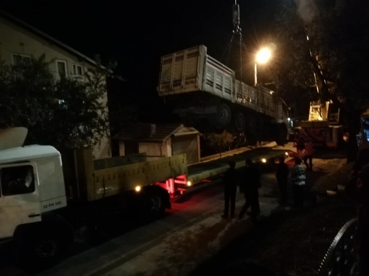 Freni Boşalan Park Halindeki Kamyon, Evin Bahçesine Uçtu