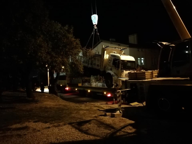 Freni Boşalan Park Halindeki Kamyon, Evin Bahçesine Uçtu