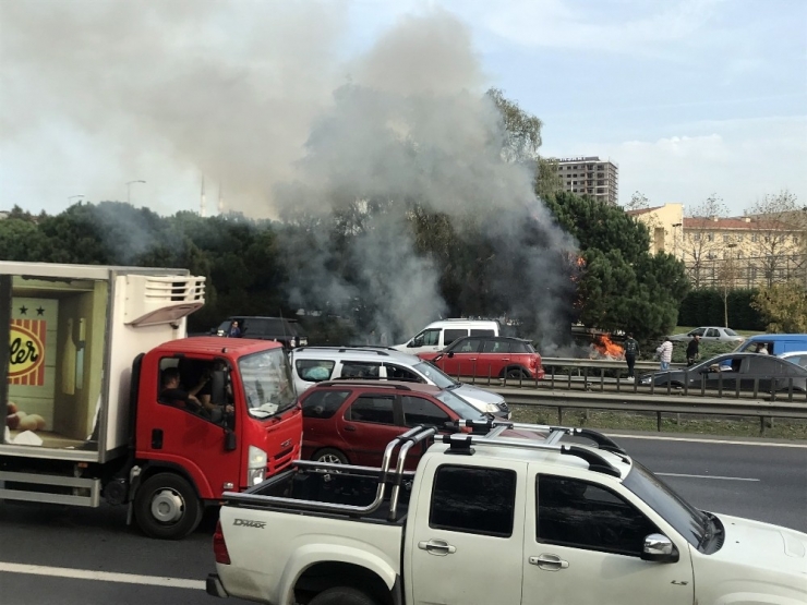 Otoyol Kenarında Bulunan Çam Ağaçları Alev Alev Yandı