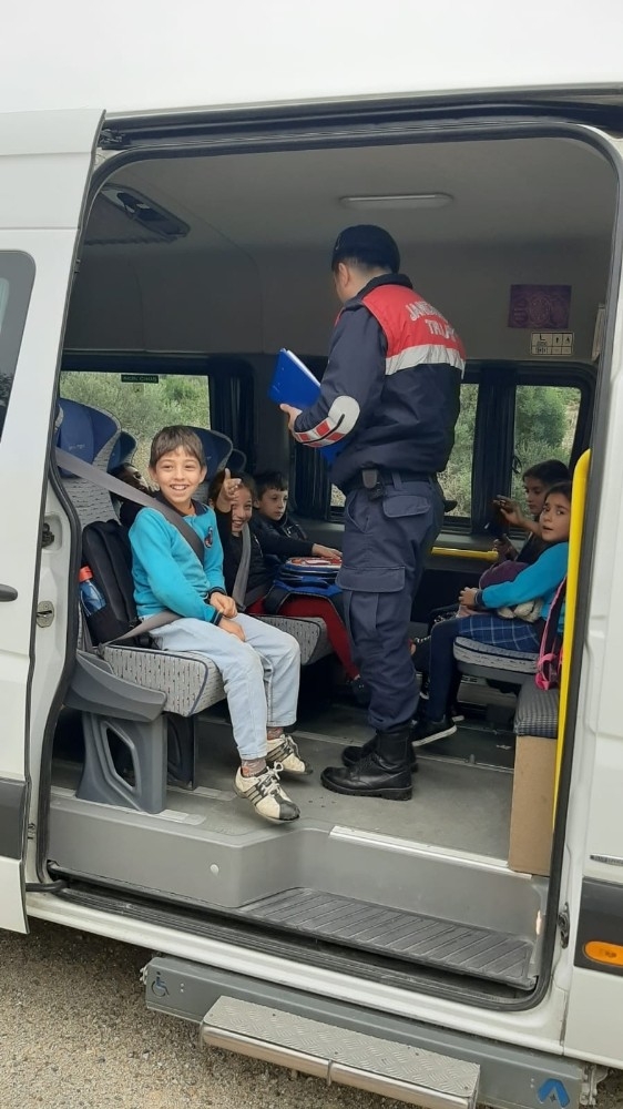 İzmir’de Jandarmadan Öğrenci Servisi Denetimi