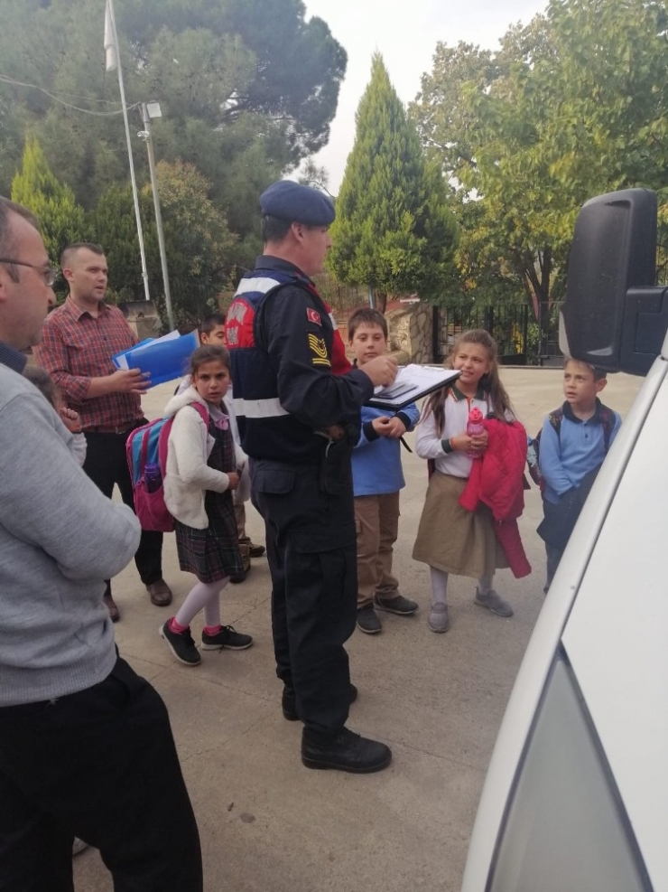 İzmir’de Jandarmadan Öğrenci Servisi Denetimi