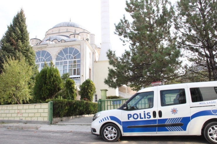 Cami Avlusunda Toprağa Gömülmüş Halde Tabanca Bulundu