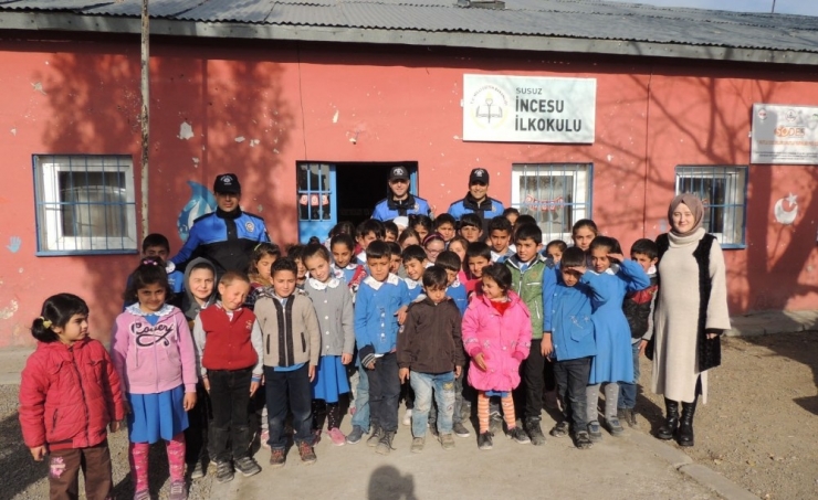 Kars’ta Polis Öğrencileri Bilgilendirdi