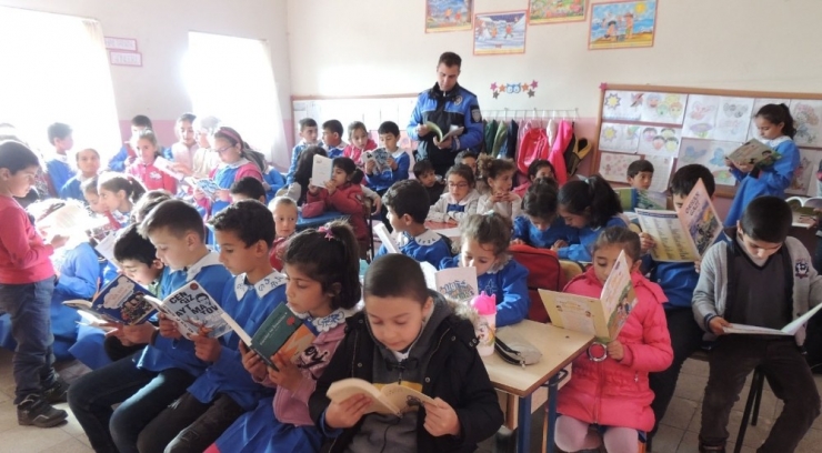 Kars’ta Polis Öğrencileri Bilgilendirdi