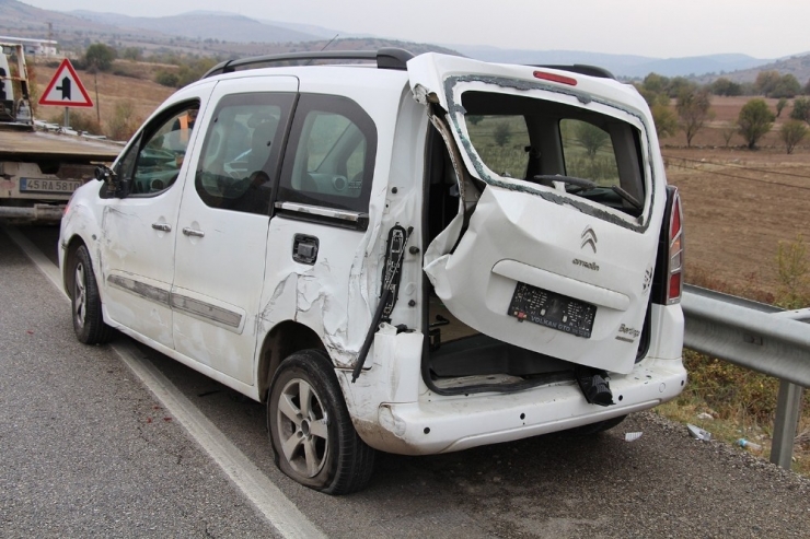 Karayolunda Patlayan Lastiğini Değiştirmek İsterken Tır Çarptı