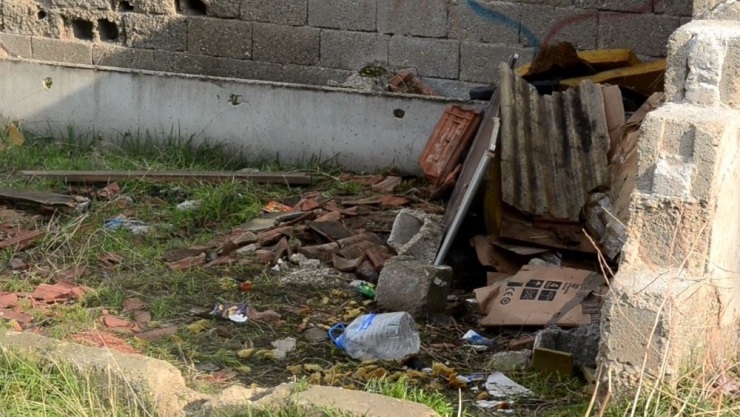 Vicdansız Anne Bebeğini Poşete Koyup Arsaya Attı