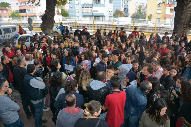 Öğrenciler ’Yeni Eğitim Binası’ İçin Eylemde