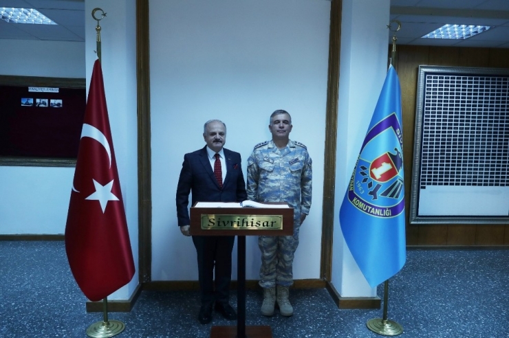 Vali Çakacak, Sivrihisar Hava Meydan Komutanlığı’nı Ziyaret Etti