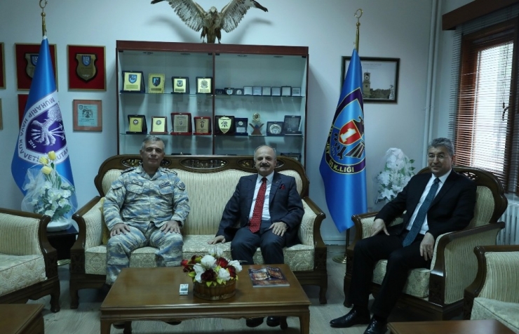 Vali Çakacak, Sivrihisar Hava Meydan Komutanlığı’nı Ziyaret Etti