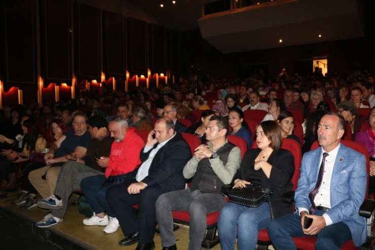 ’Ölüm Kadın Meselesi’ Oyunuyla Kadına Şiddeti Anlattılar