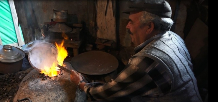 Evinin Bir Köşesinde 54 Yıldır Eşiyle Birlikte Kalaycılık Yapıyor