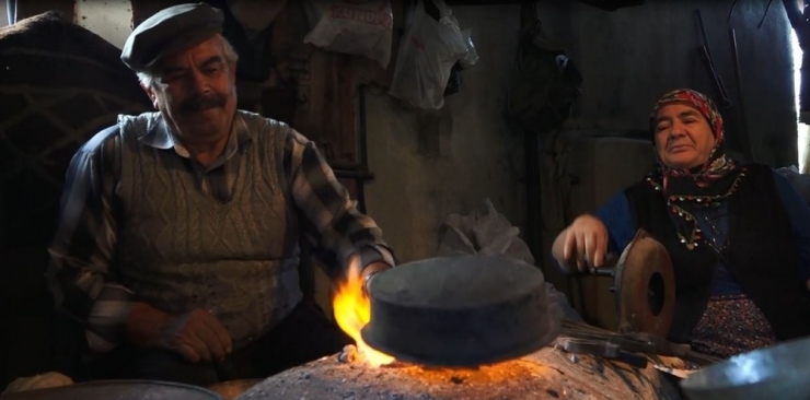 Evinin Bir Köşesinde 54 Yıldır Eşiyle Birlikte Kalaycılık Yapıyor