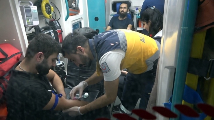 Alışveriş Merkezinde Bıçaklı Kavga: 1’i Güvenlik 3 Yaralı