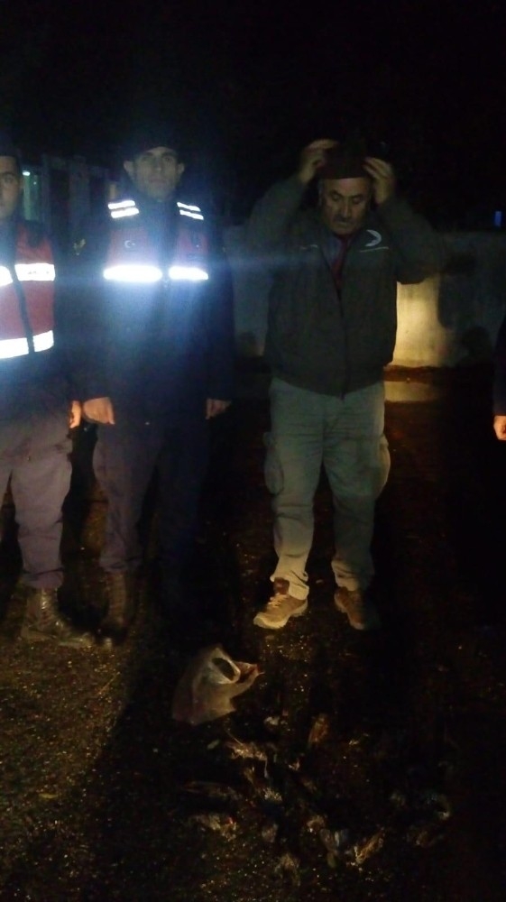 18 Sığırcık Kuşunu Vuran Kaçak Avcılara Jandarmadan Suçüstü
