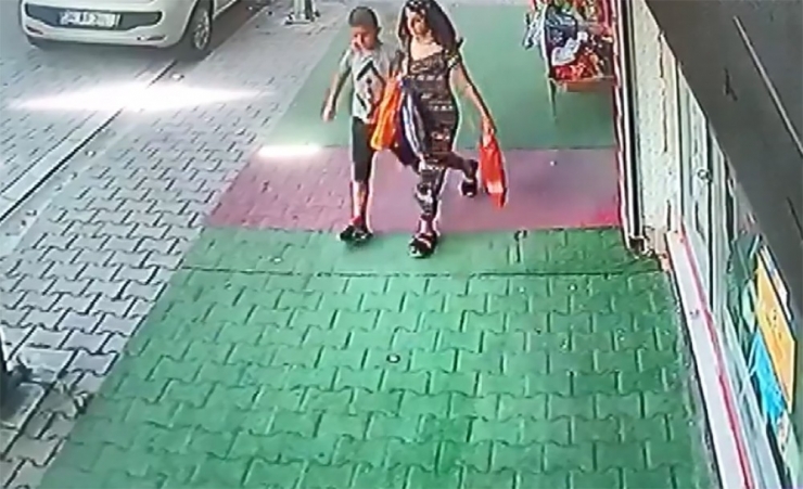 Esenyurt’ta Paten Çalan 2 Çocuk Güvenlik Kameralarına Yakalandı