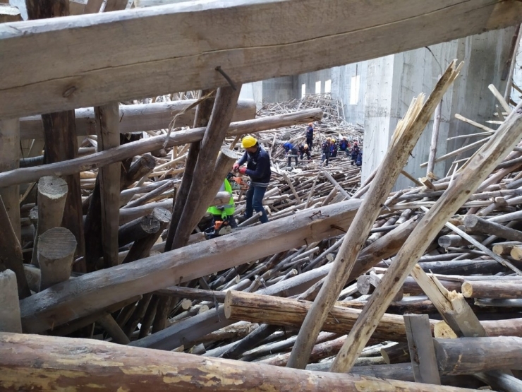 Göçük Altında Kalan Mühendisi Arama Çalışmaları 21 Saattir Sürüyor