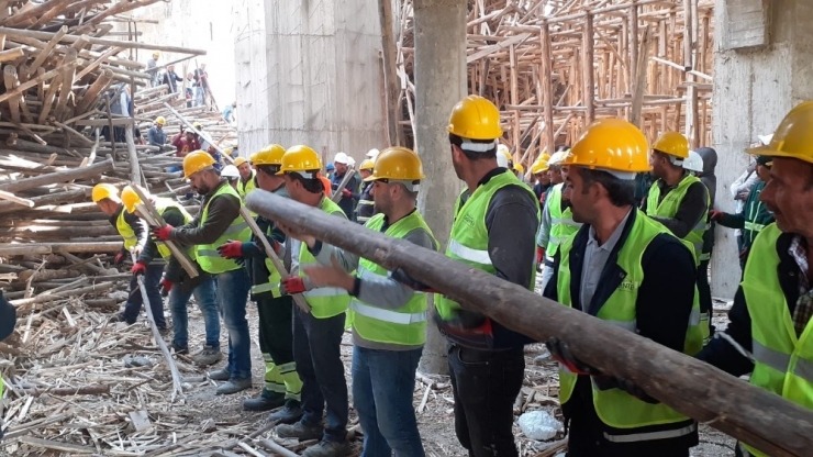 Göçük Altında Kalan Mühendisi Arama Çalışmaları 21 Saattir Sürüyor