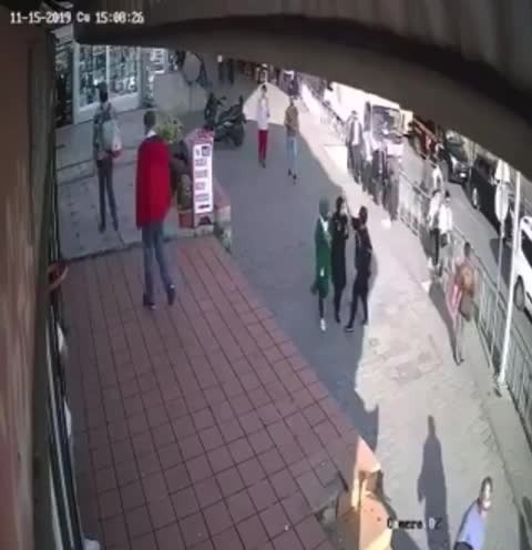 Başörtülü Kıza Yumruklu Saldırı Kamerada