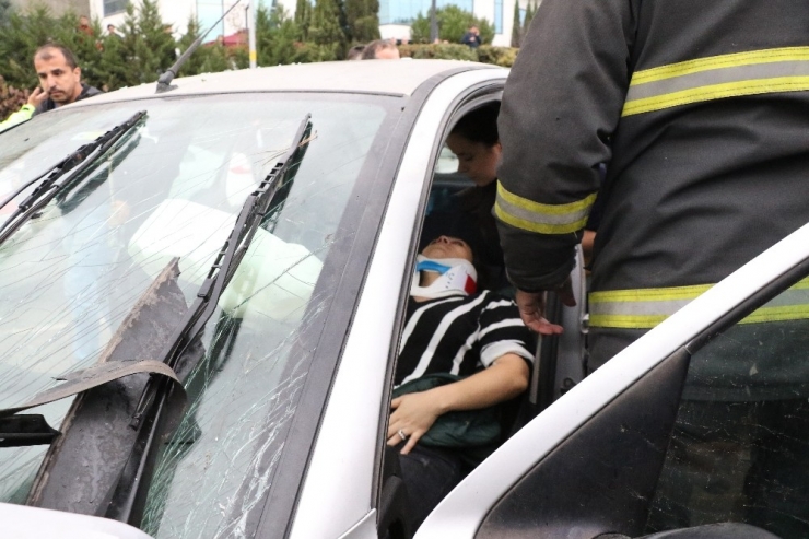 Karşı Şeride Geçen Otomobil Hafif Ticari Araçla Çarpıştı: 3 Yaralı